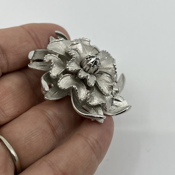 Vtg Signed Corocraft Enamel Chrysanthemum spider mum Silver flower brooch 2" - Picture 2 of 9